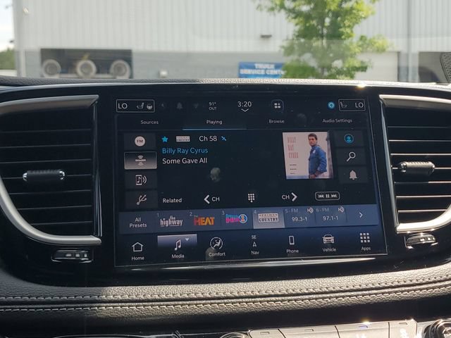 New 2027 Chrysler Pacifica Limited w/ Family Tech Group AWD/4WD image 27