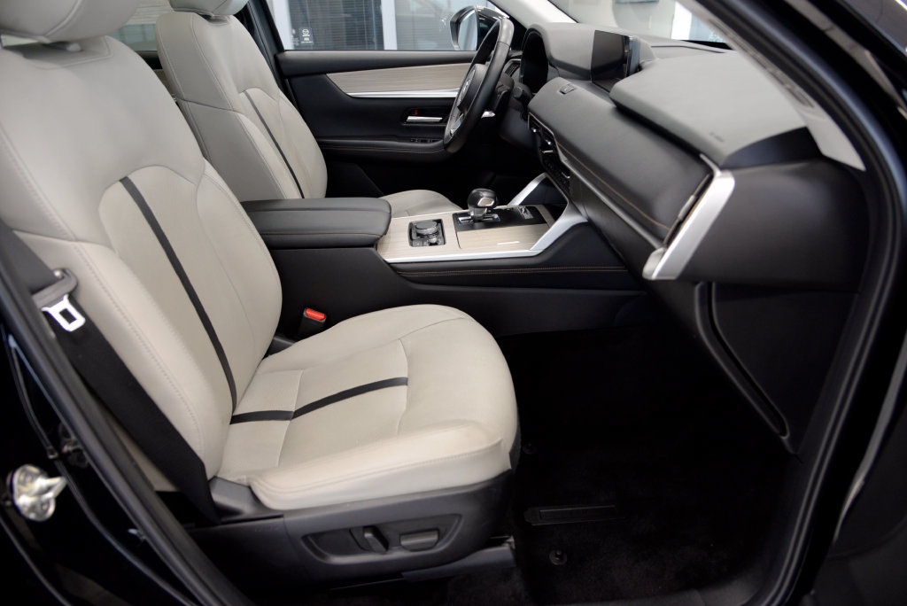 Certified 2024 MAZDA CX-90 Plug-In Hybrid w/ Premium Pkg AWD/4WD image 31