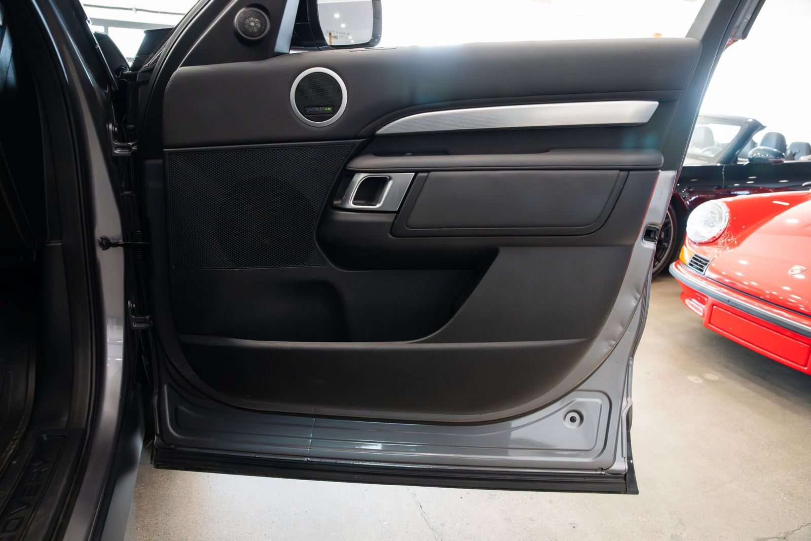 Used 2020 Land Rover Discovery Landmark AWD/4WD image 26