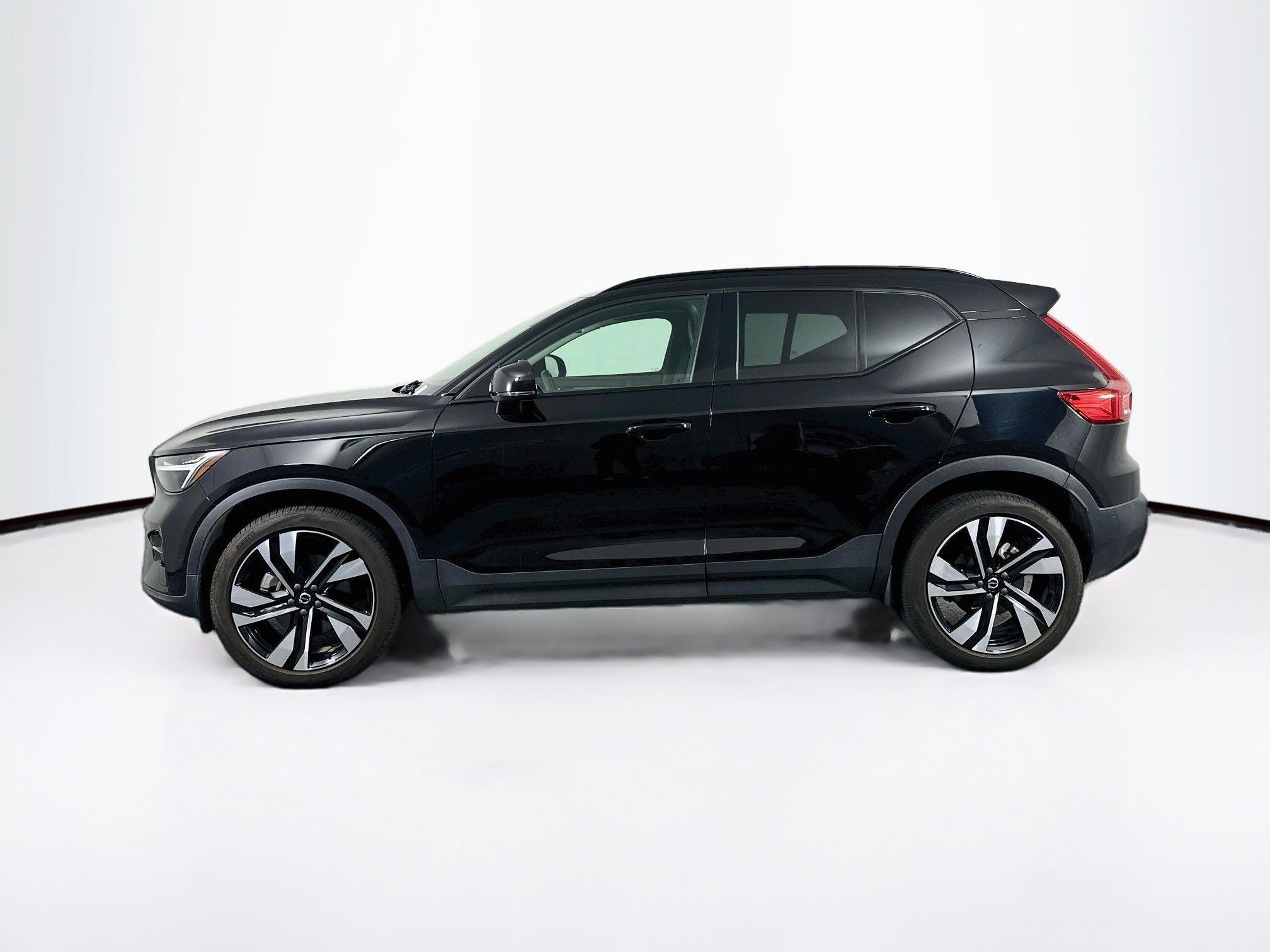 Used 2025 Volvo XC40 B5 Plus AWD/4WD image 4