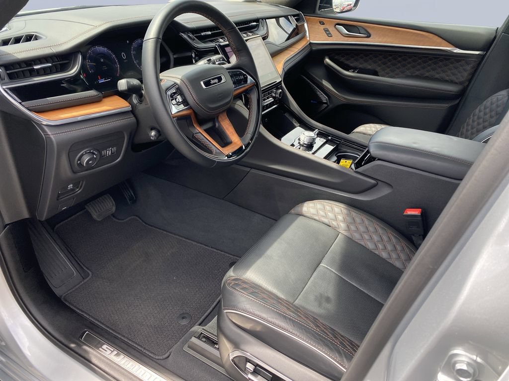 Used 2023 Jeep Grand Cherokee L Summit AWD/4WD image 10