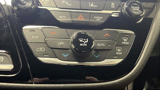 Used 2023 Chrysler Pacifica Pinnacle FWD image 19