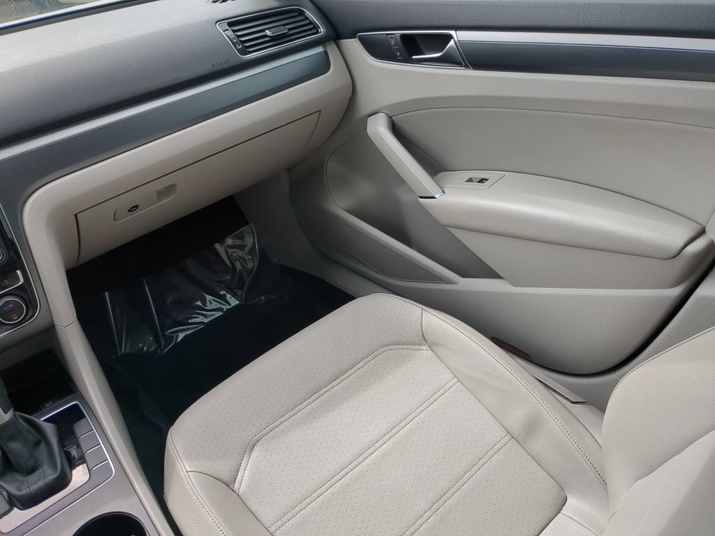 Used 2018 Volkswagen Passat 2.0T R-Line w/ R-Line Lighting Package FWD image 16