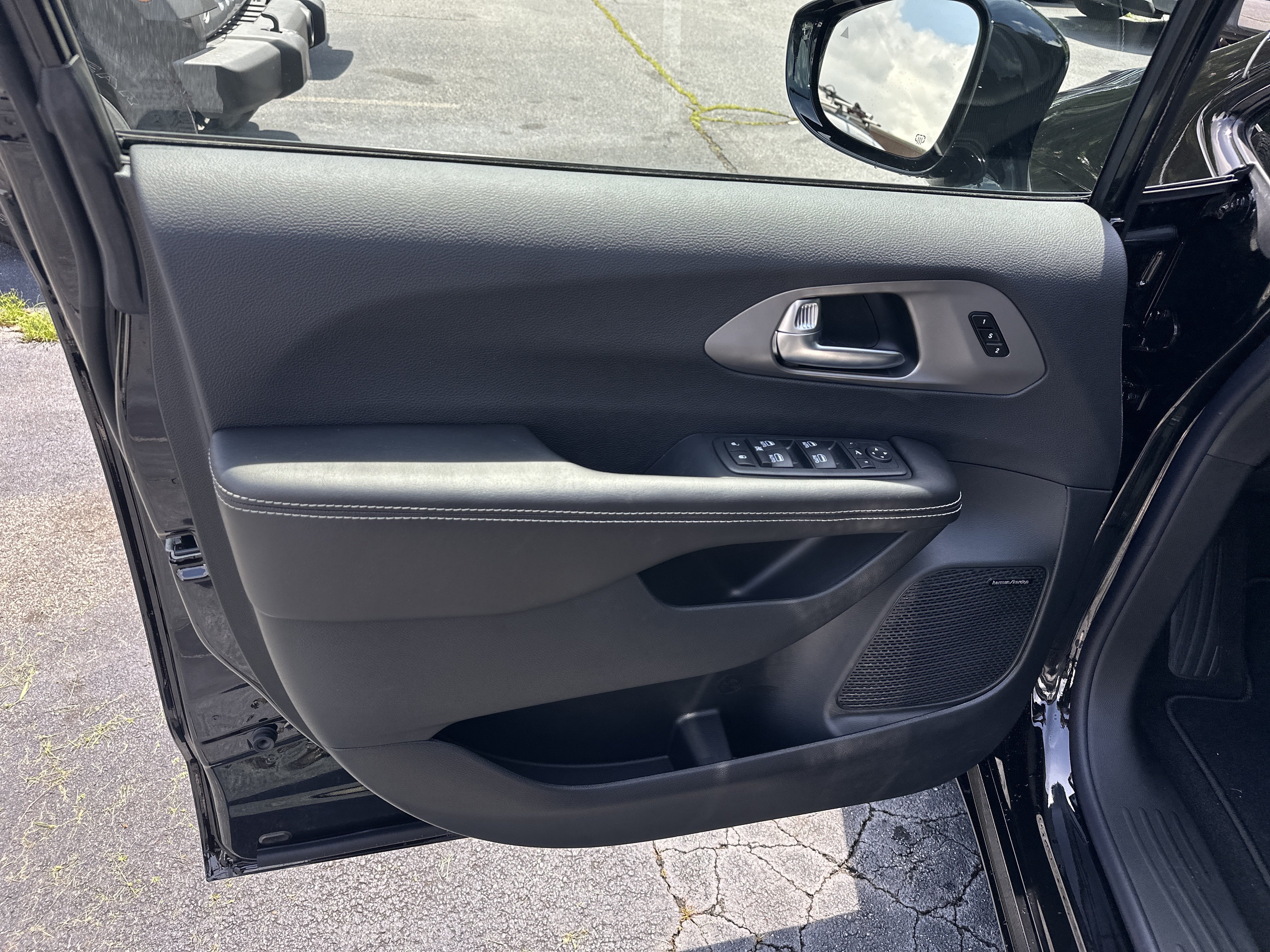 New 2027 Chrysler Pacifica Limited FWD image 12