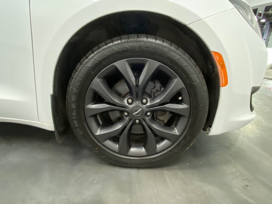 Used 2018 Chrysler Pacifica Limited w/ S Appearance Package FWD image 16