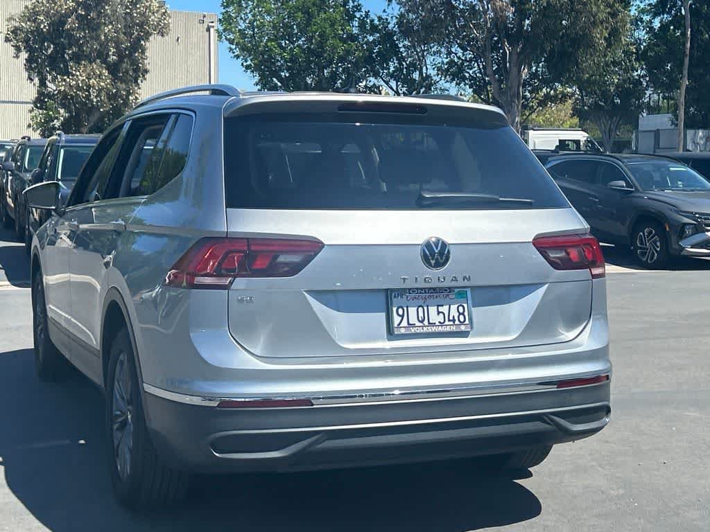 Used 2024 Volkswagen Tiguan SE w/ Panoramic Sunroof Package FWD image 2