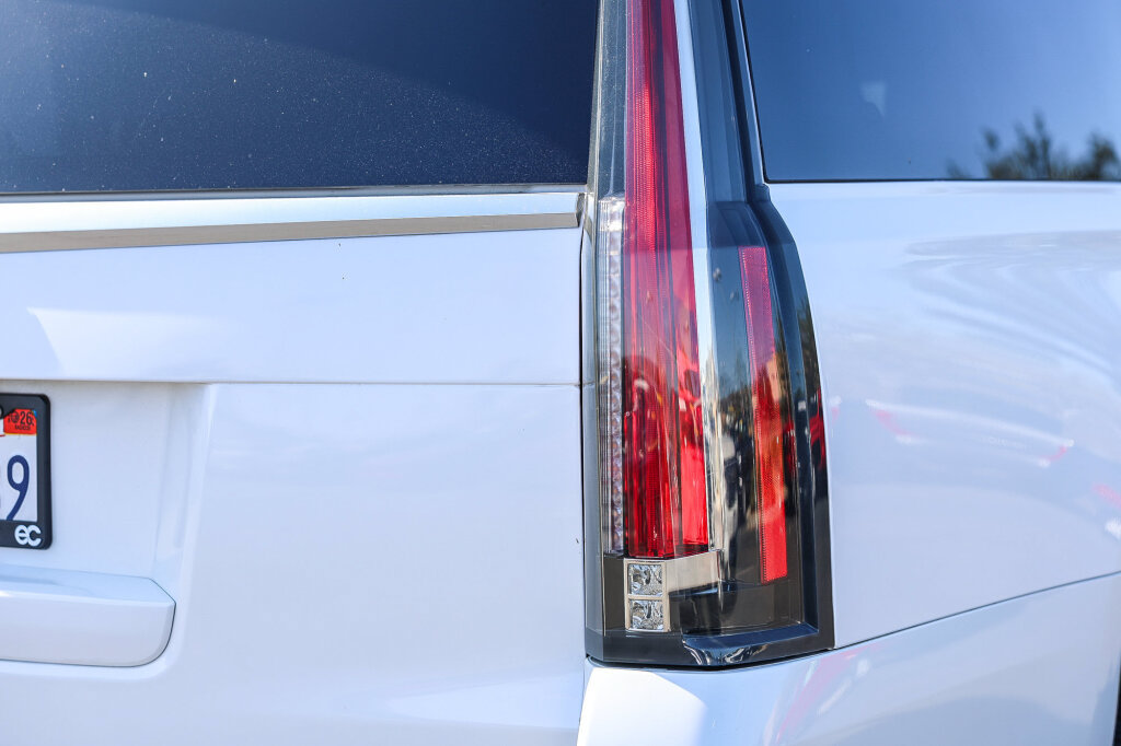 Used 2017 Cadillac Escalade ESV Platinum RWD image 30