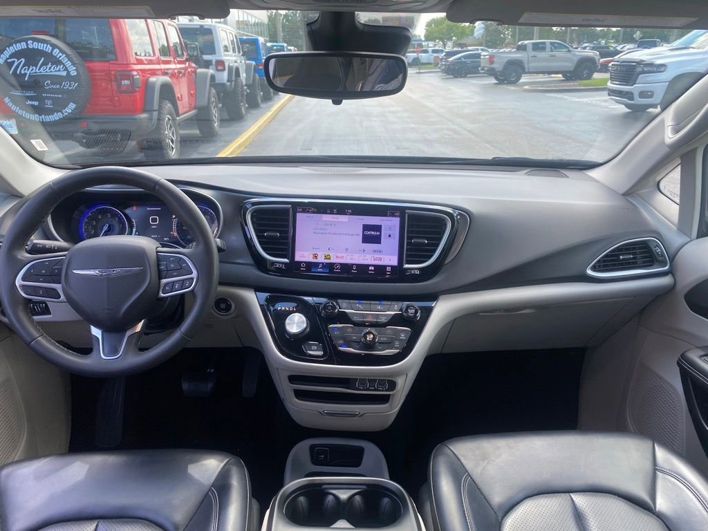 Used 2023 Chrysler Pacifica Touring-L FWD image 17