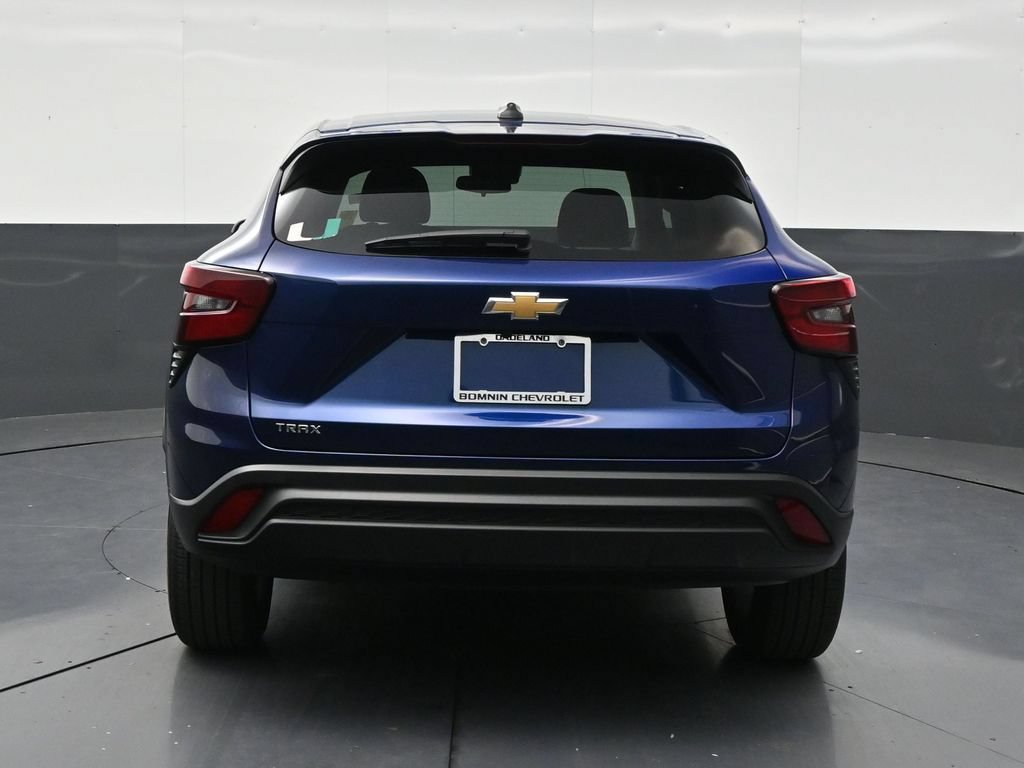 Used 2024 Chevrolet Trax LS w/ LS Convenience Package FWD image 4