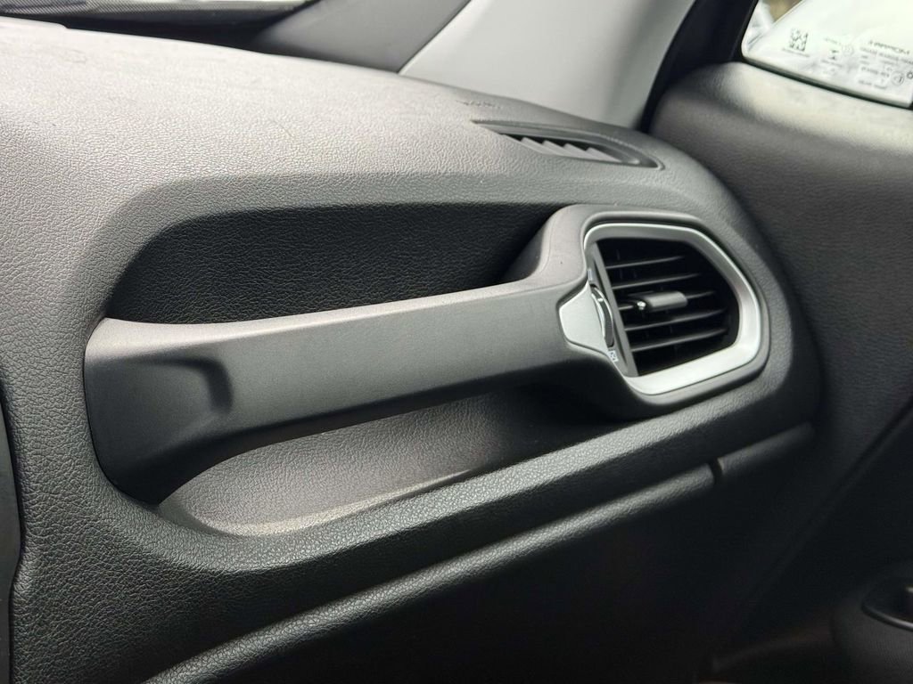 Used 2020 Jeep Renegade Latitude w/ Cold Weather Group image 30