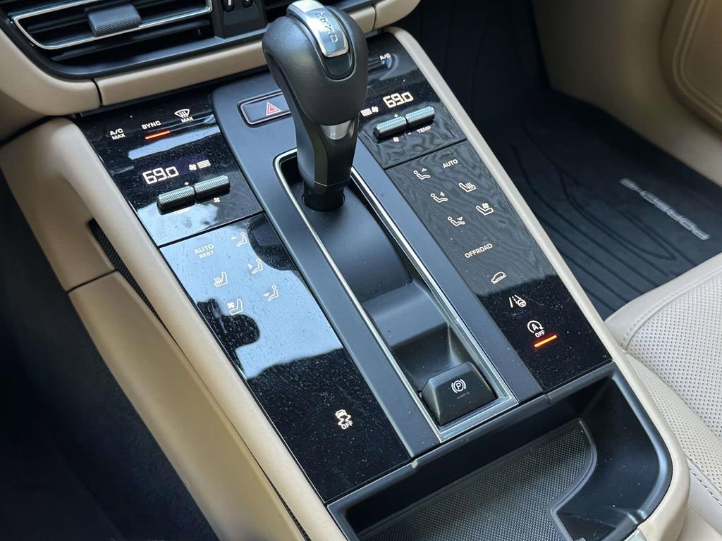 Certified 2025 Porsche Macan image 30