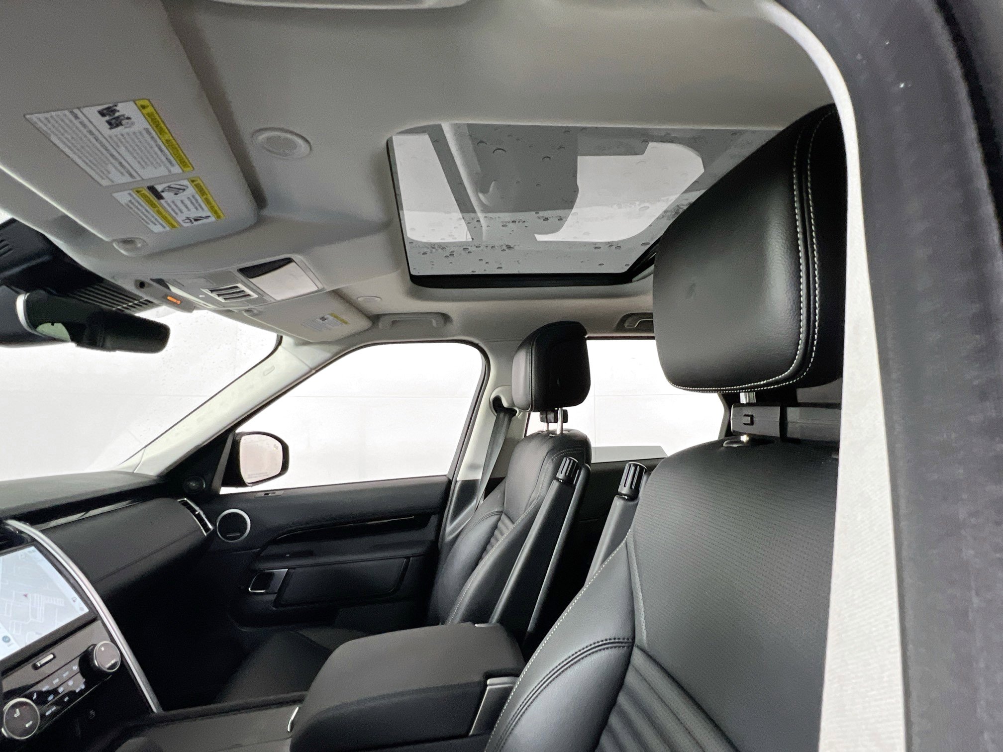 Used 2024 Land Rover Discovery S image 23