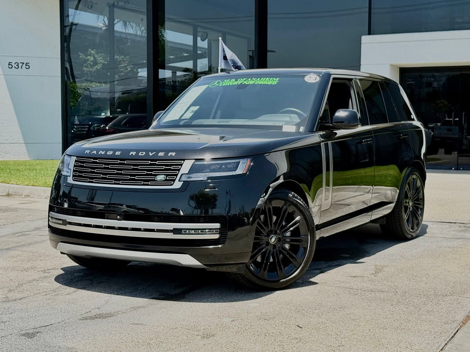 Used 2024 Land Rover Range Rover SE AWD/4WD image 2