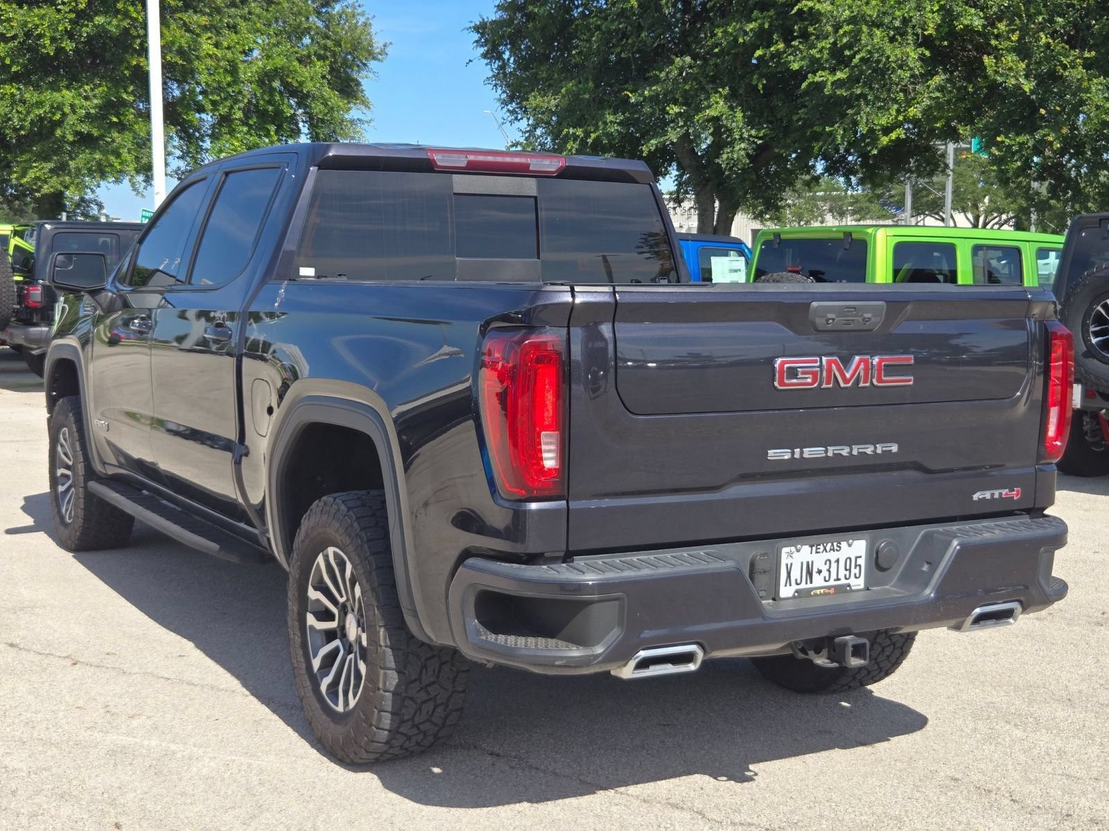 Used 2022 GMC Sierra 1500 AT4 w/ AT4 Preferred Package AWD/4WD image 3
