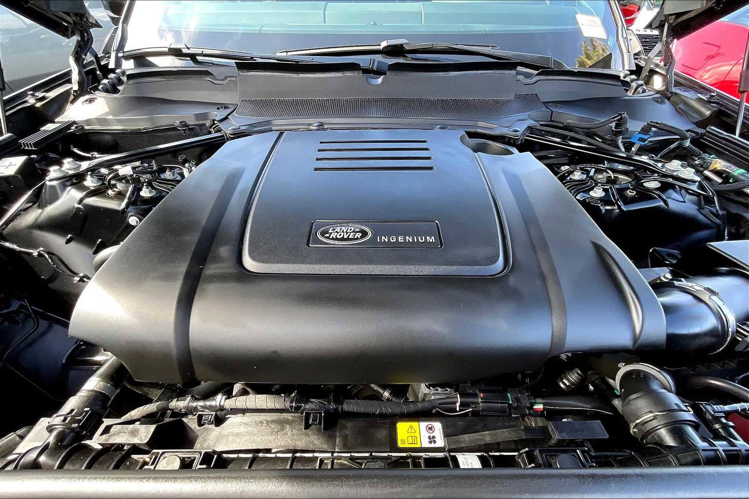 Used 2025 Land Rover Discovery S image 13