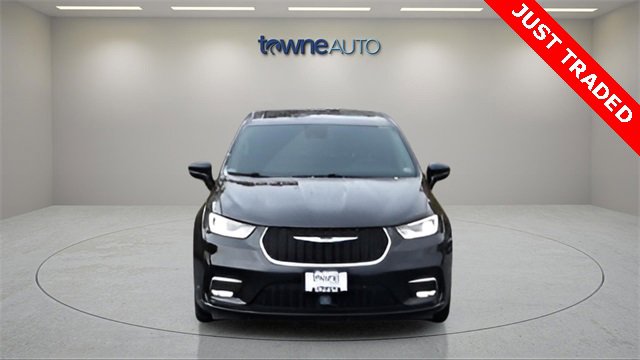 Used 2024 Chrysler Pacifica Touring-L image 10