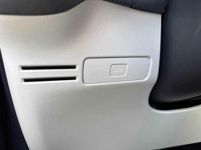 Certified 2023 Volvo XC40 B5 Plus w/ Protection Package Premier AWD/4WD image 28