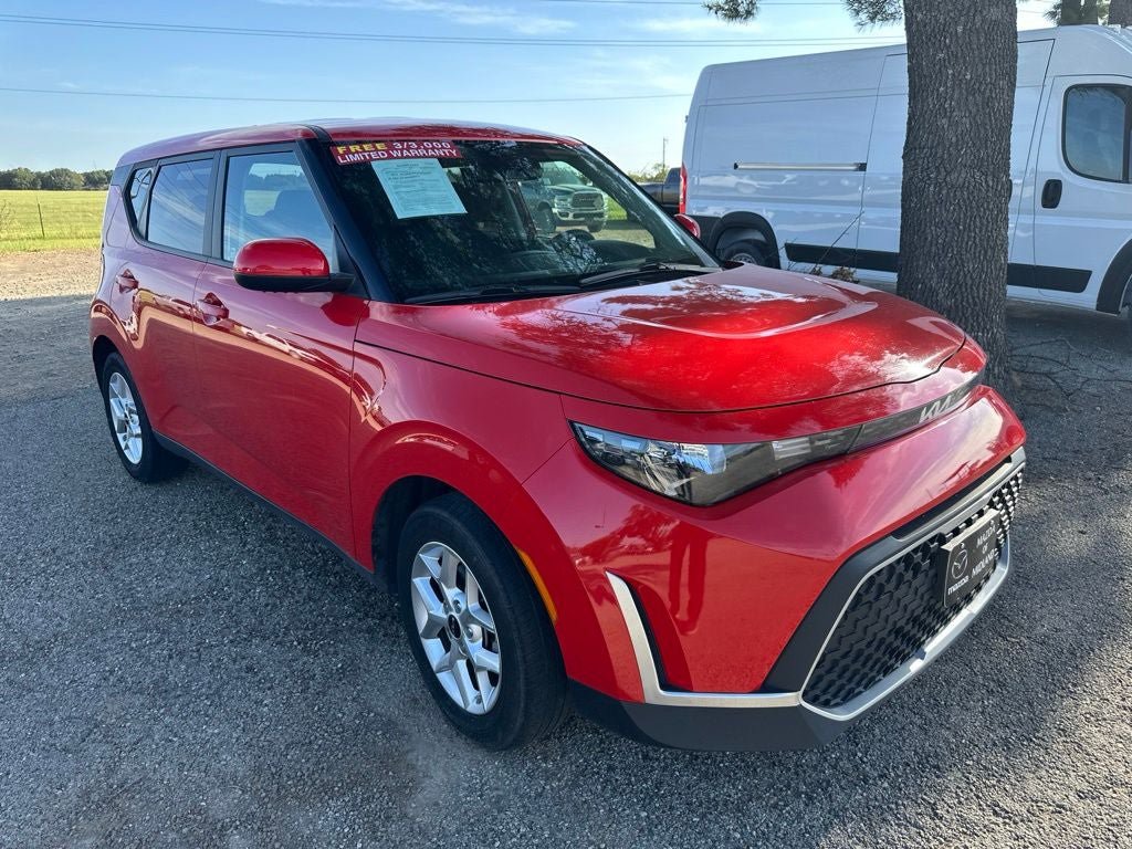 Used 2024 Kia Soul LX w/ Option Group 015 FWD image 2