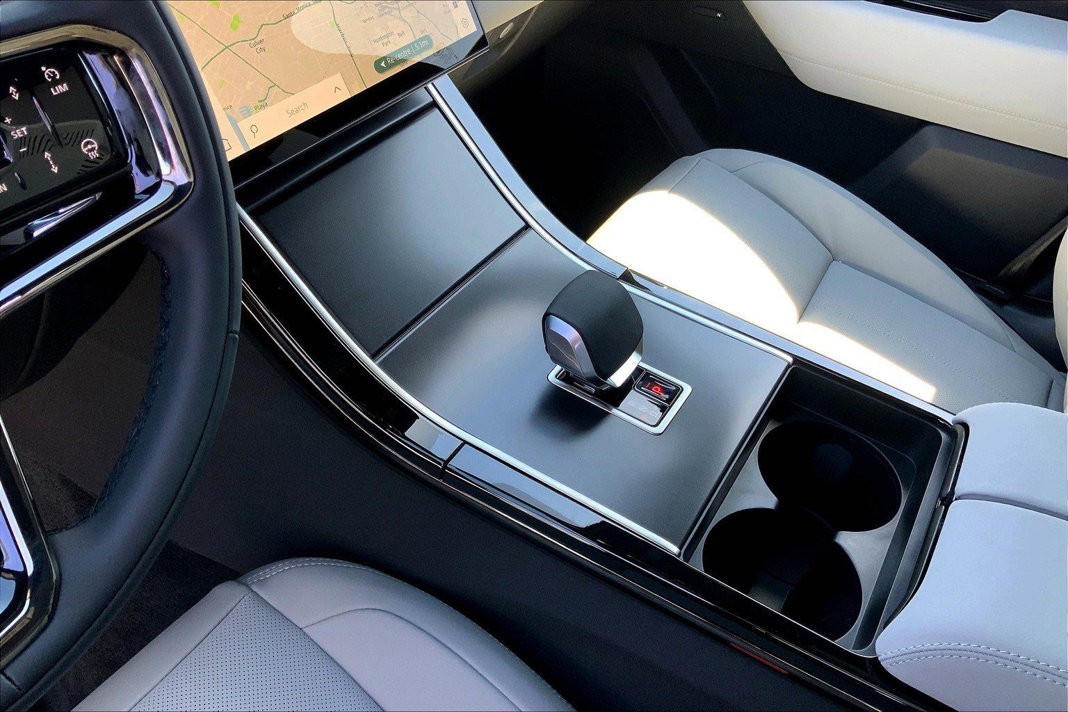 New 2026 Land Rover Range Rover Velar Dynamic SE image 8