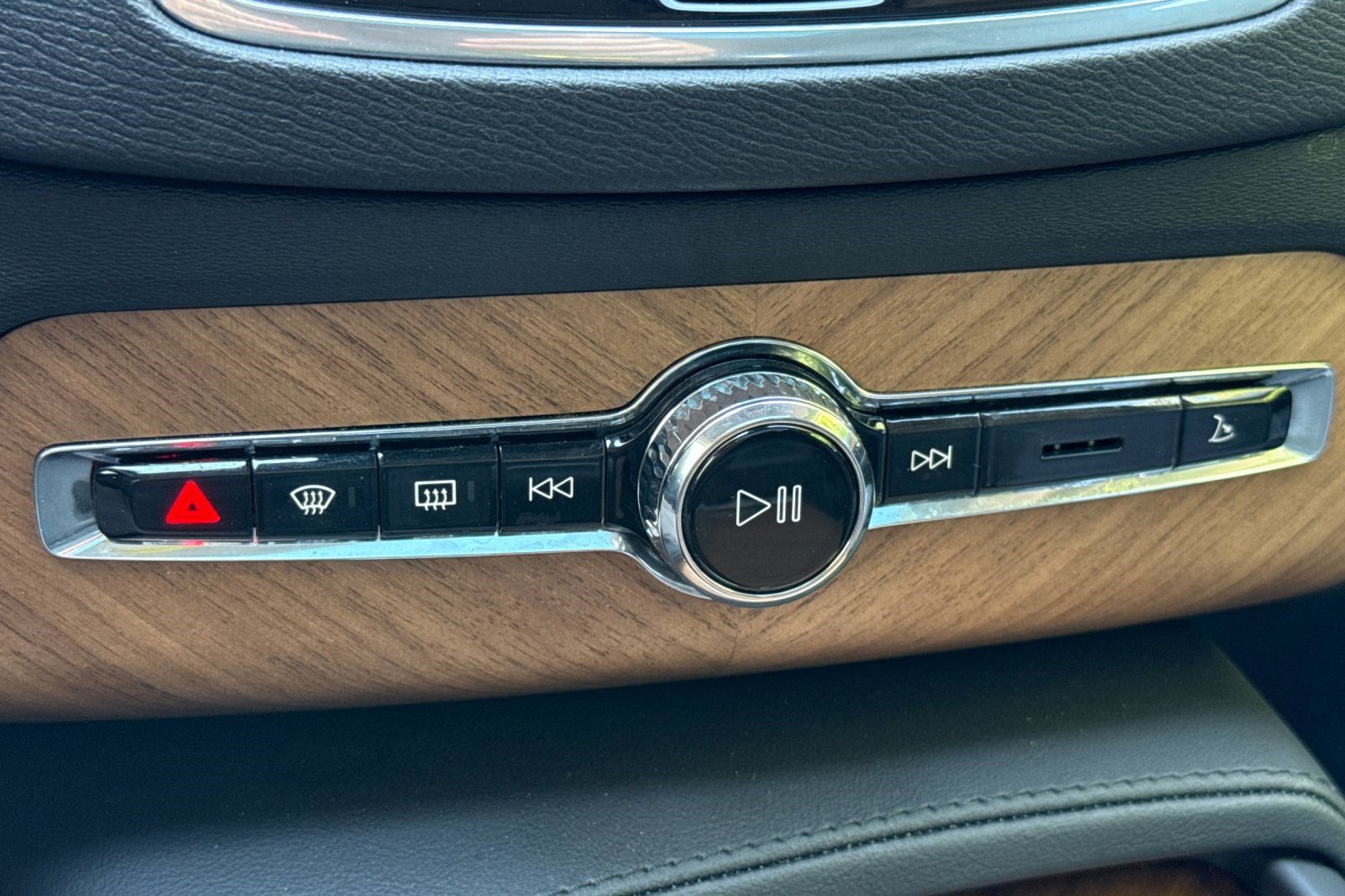 Used 2025 Volvo XC90 B6 Ultra image 28