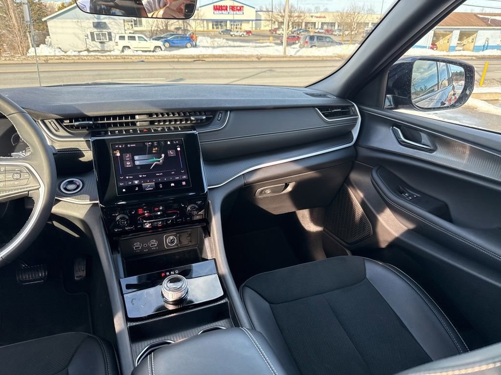 Used 2025 Jeep Grand Cherokee Altitude image 14