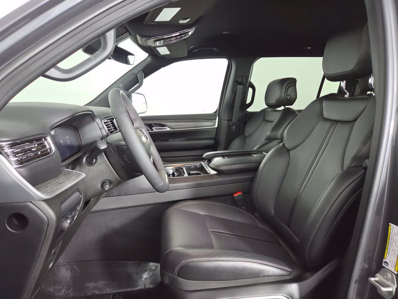 Used 2024 Jeep Wagoneer L Series II w/ Flexible Seating Group AWD/4WD image 18
