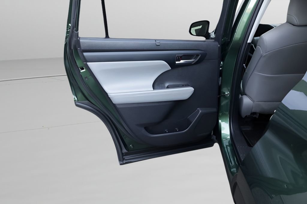 Used 2023 Toyota Highlander XLE AWD/4WD image 16