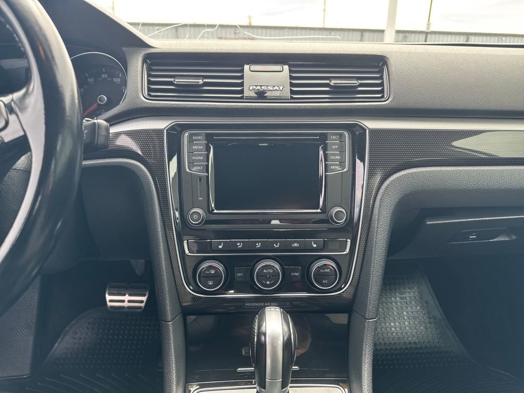 Used 2018 Volkswagen Passat 3.6 image 22