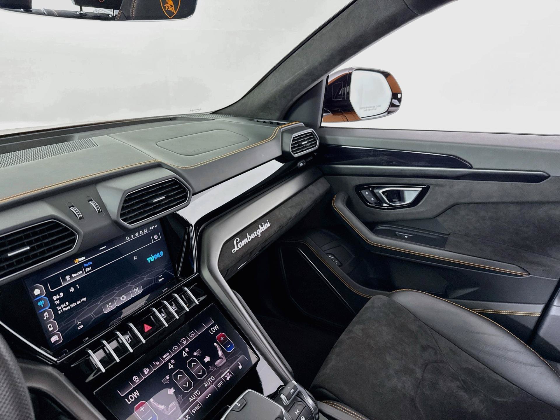Used 2022 Lamborghini Urus AWD/4WD image 26