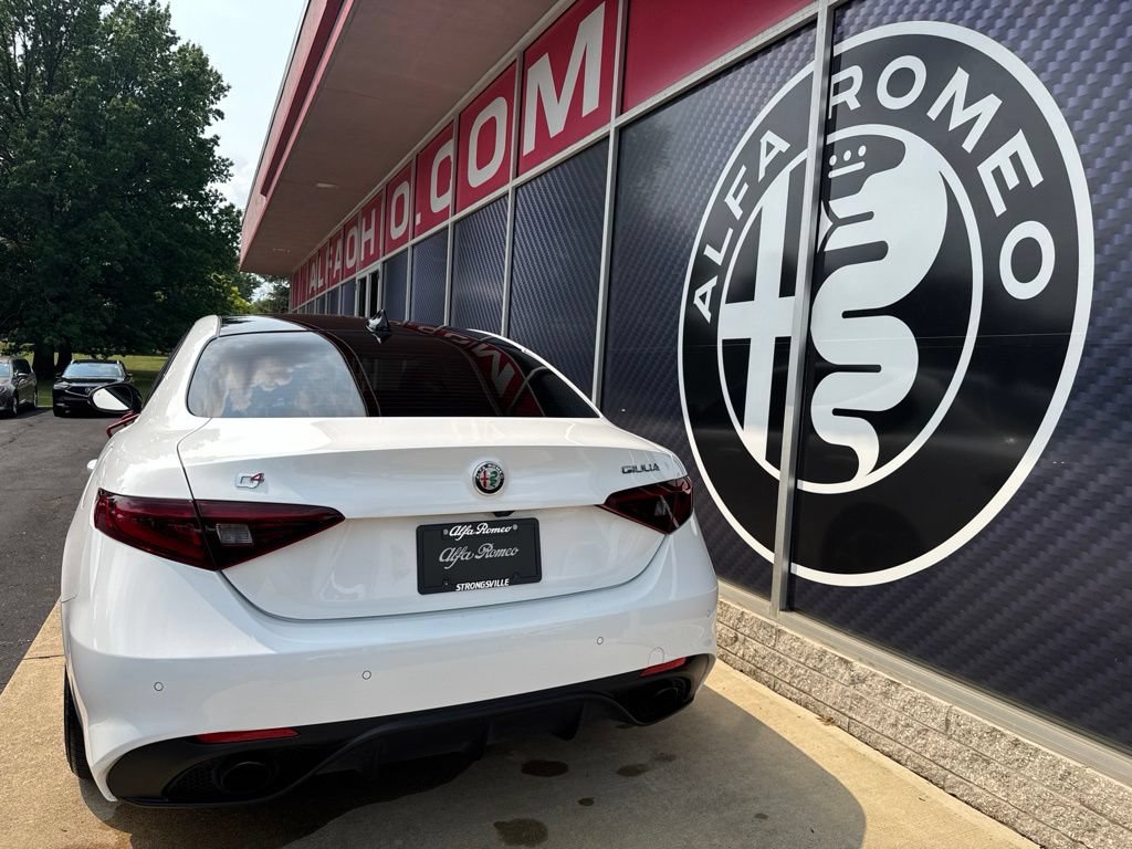 Used 2022 Alfa Romeo Giulia Veloce AWD/4WD image 12