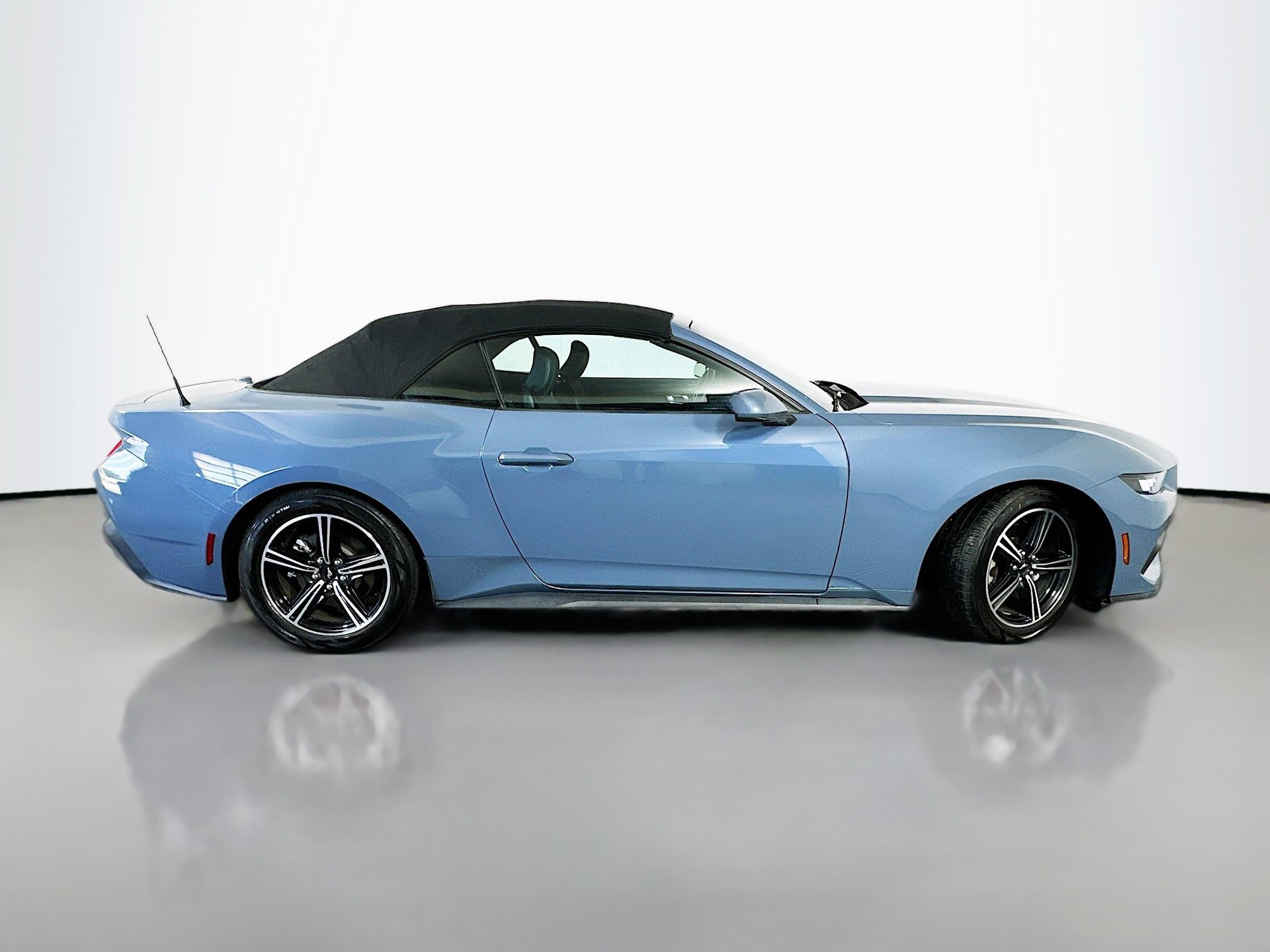 Used 2024 Ford Mustang Convertible RWD image 8