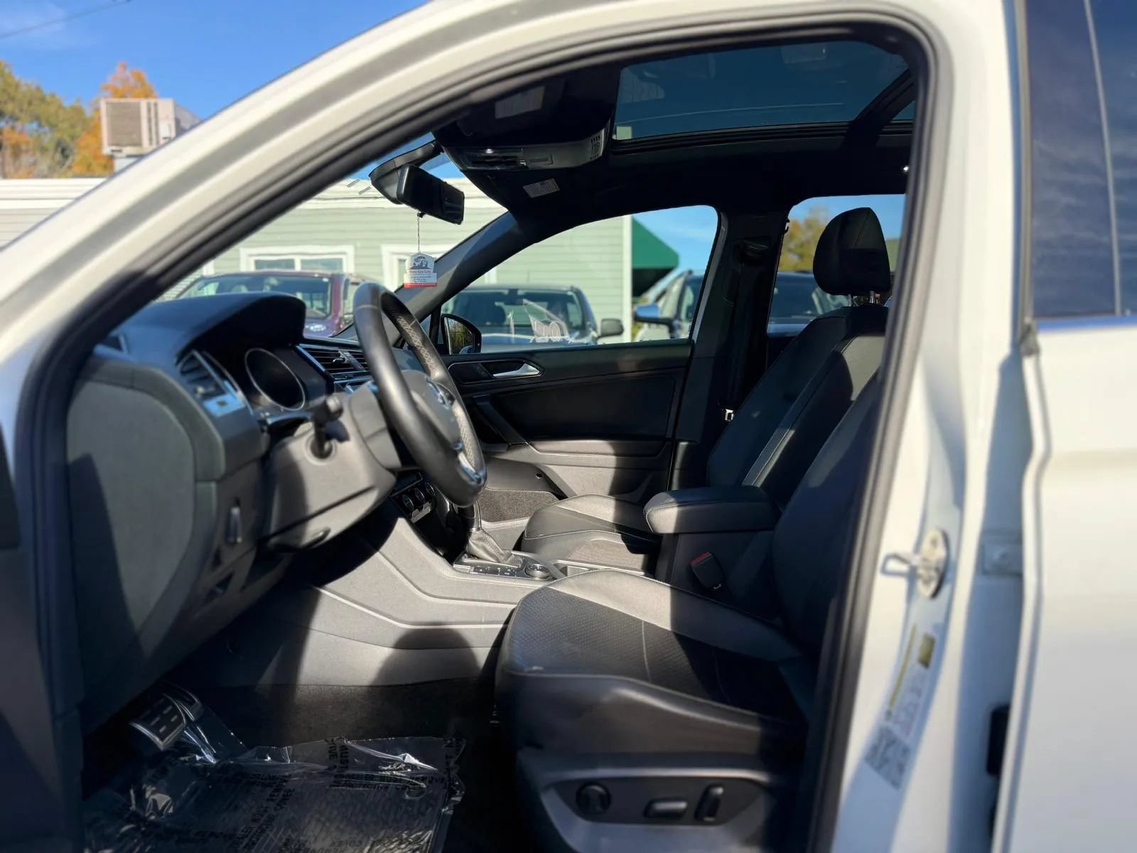 Used 2018 Volkswagen Tiguan SEL w/ R-Line Package AWD/4WD image 9