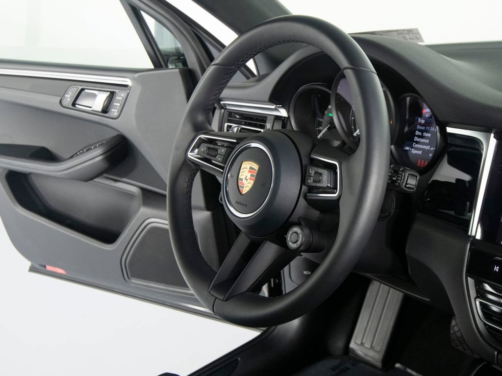 Certified 2026 Porsche Macan AWD/4WD image 36