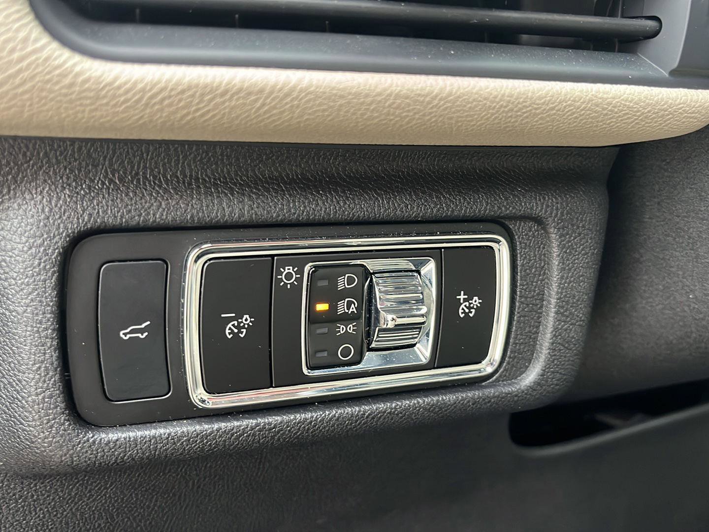 Used 2025 Lincoln Corsair Premiere w/ Equipment Group 101A image 9