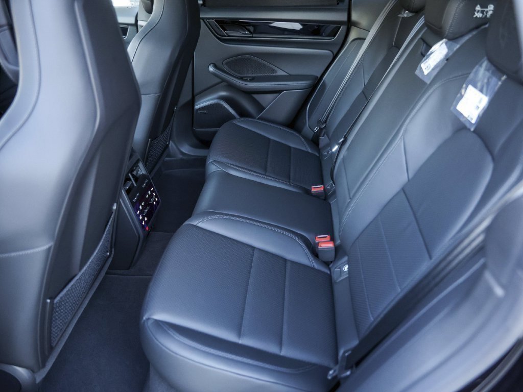 Certified 2026 Porsche Macan Electric RWD image 32