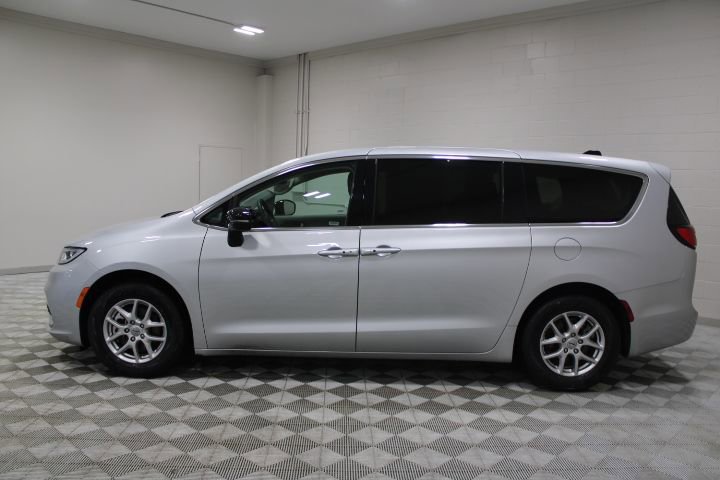 Used 2024 Chrysler Pacifica Touring-L image 8