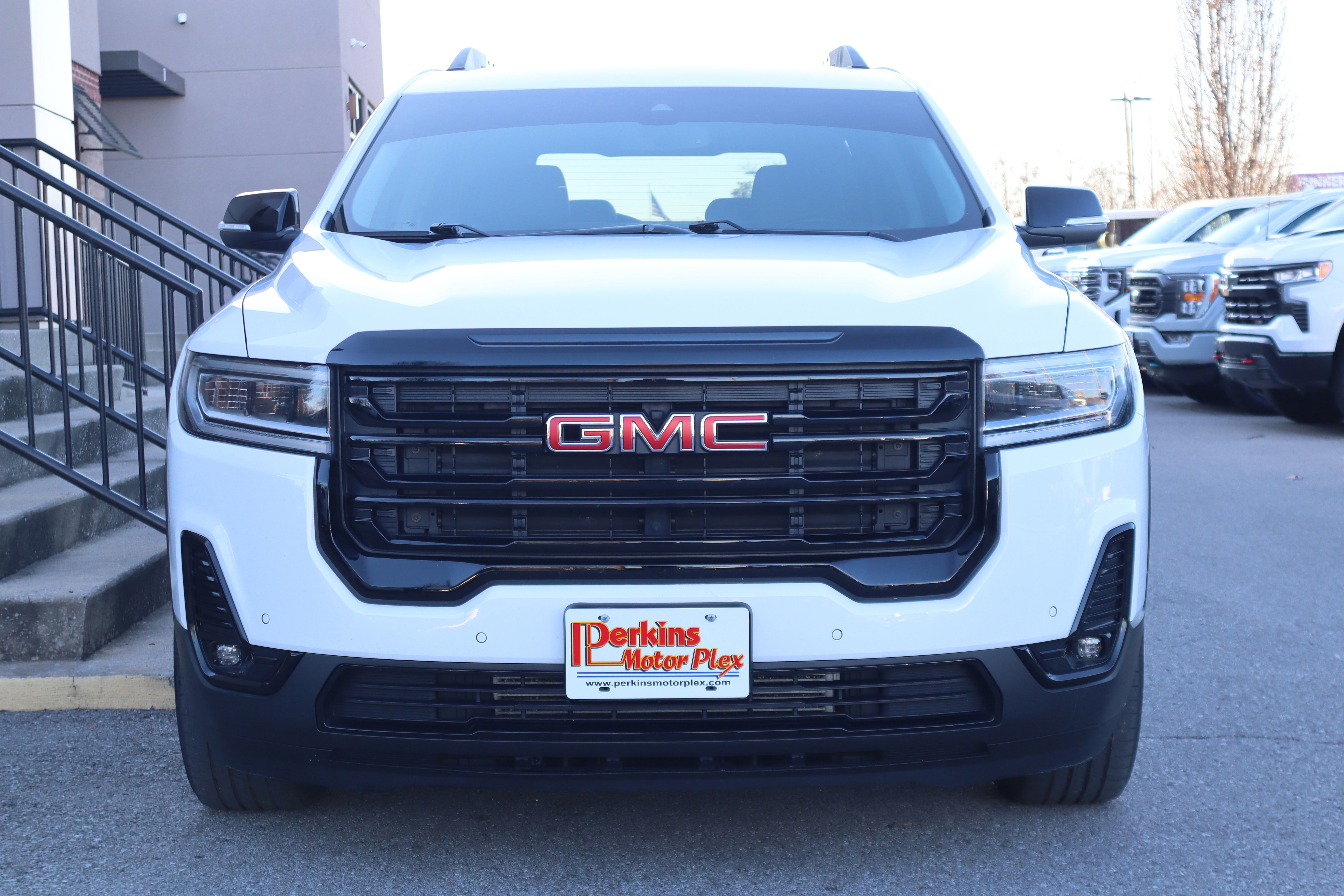 Used 2023 GMC Acadia SLT w/ Elevation Edition image 4