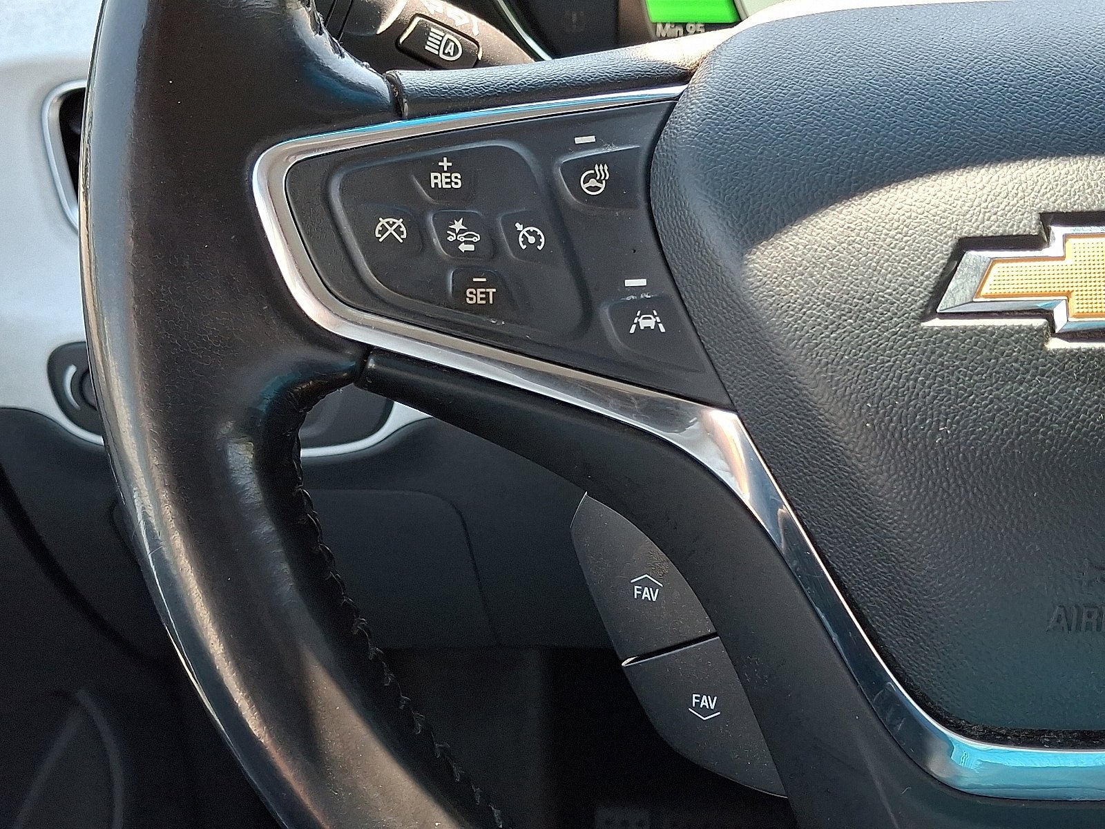 Used 2020 Chevrolet Bolt Premier w/ Infotainment Package FWD image 22