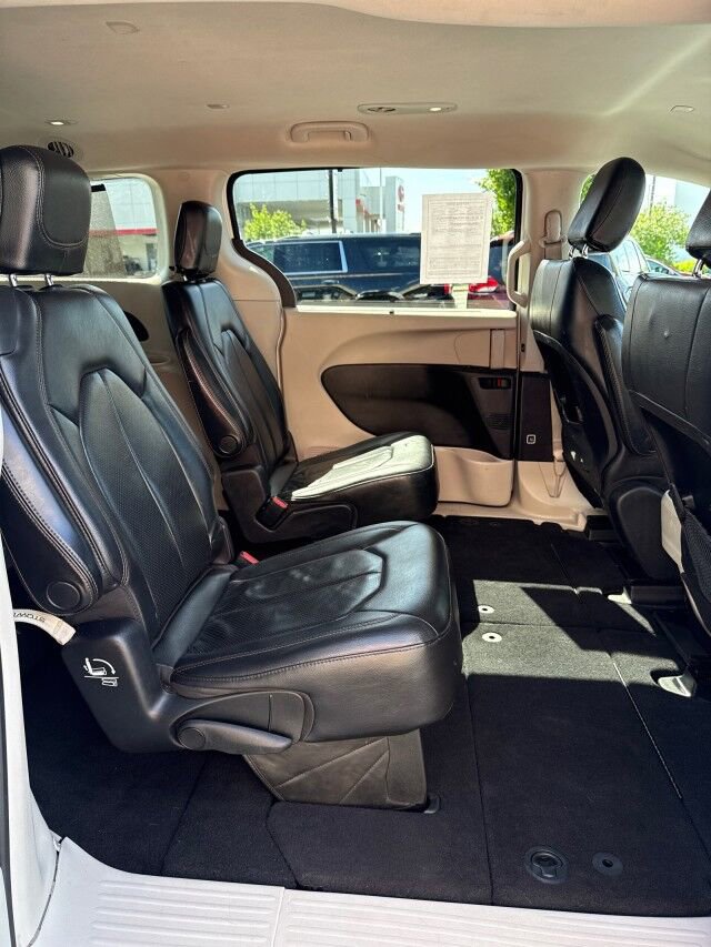 Used 2020 Chrysler Pacifica Touring-L FWD image 15