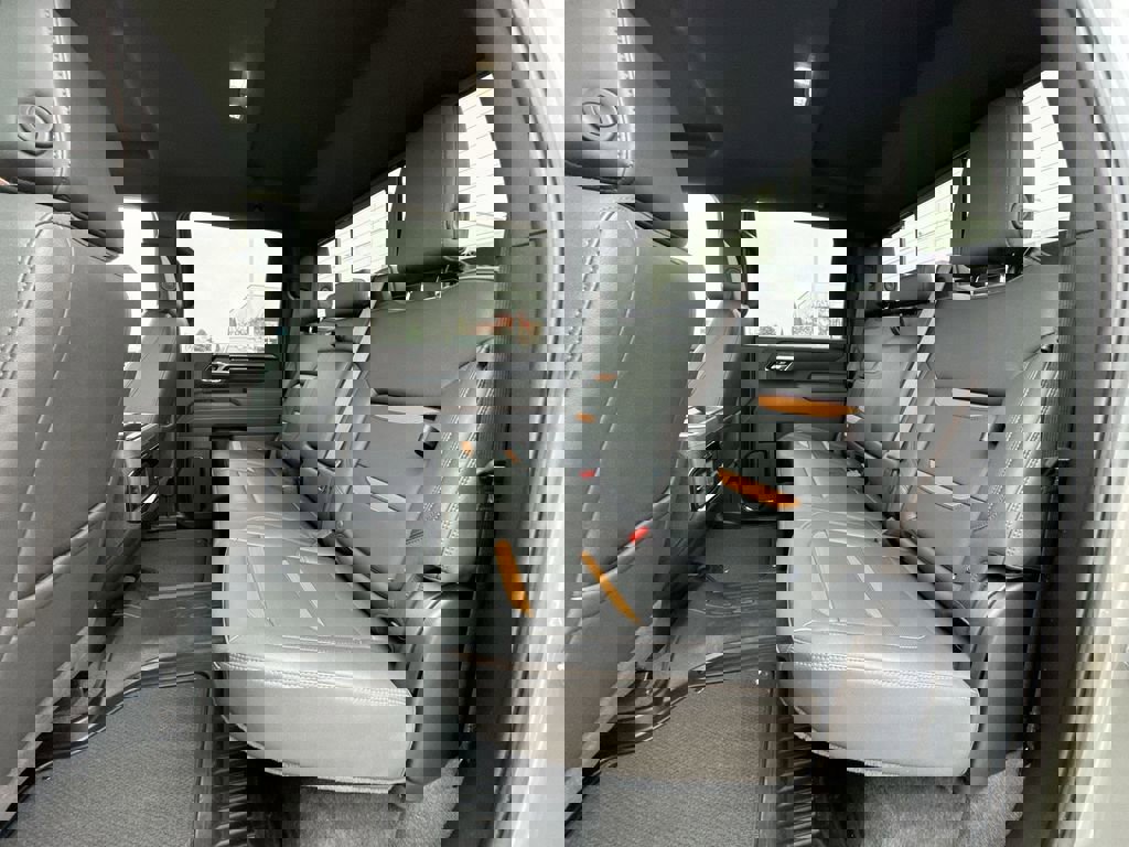 Used 2025 GMC Sierra 2500 AT4 image 25