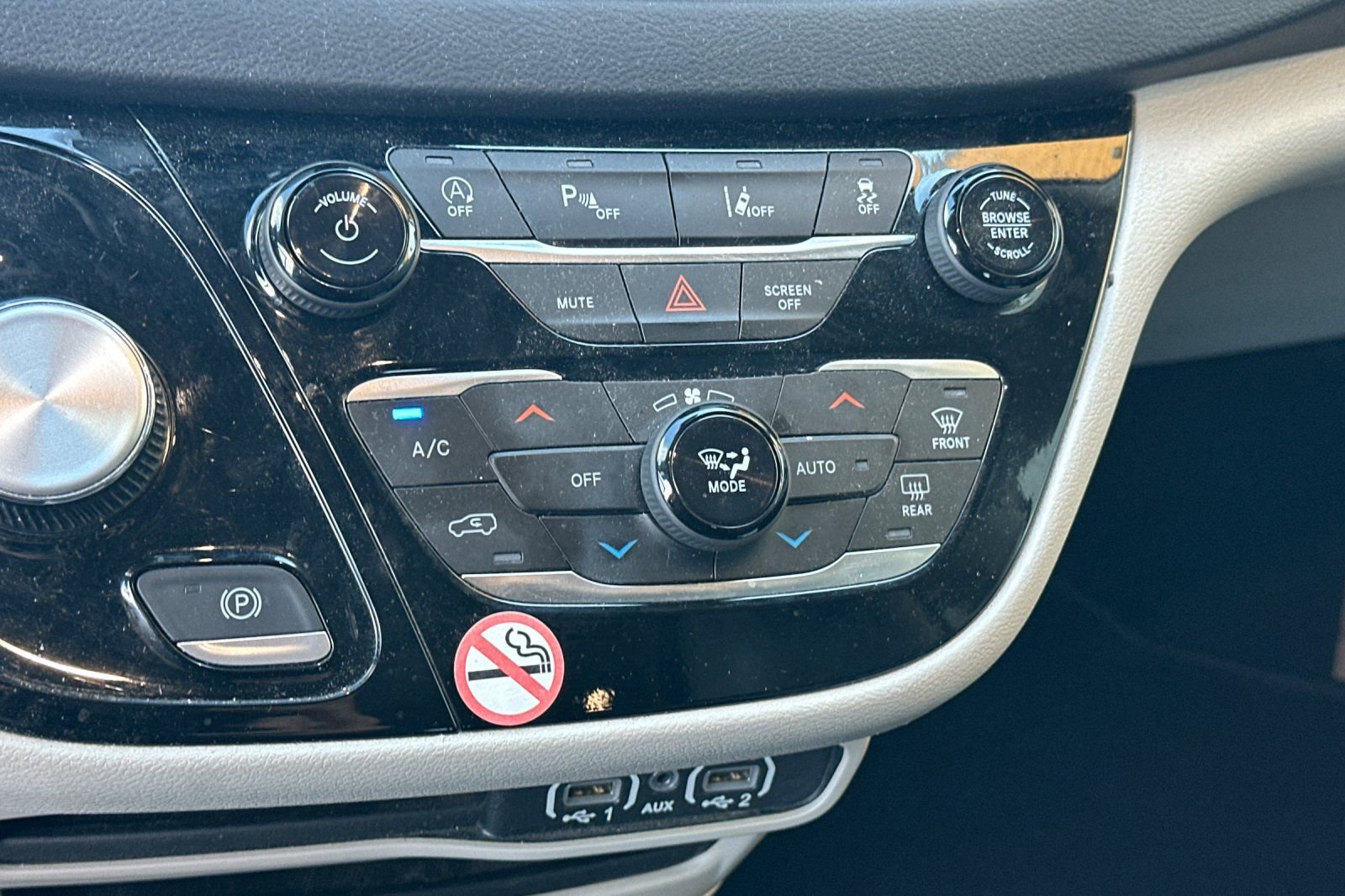 Used 2023 Chrysler Pacifica Touring-L image 23