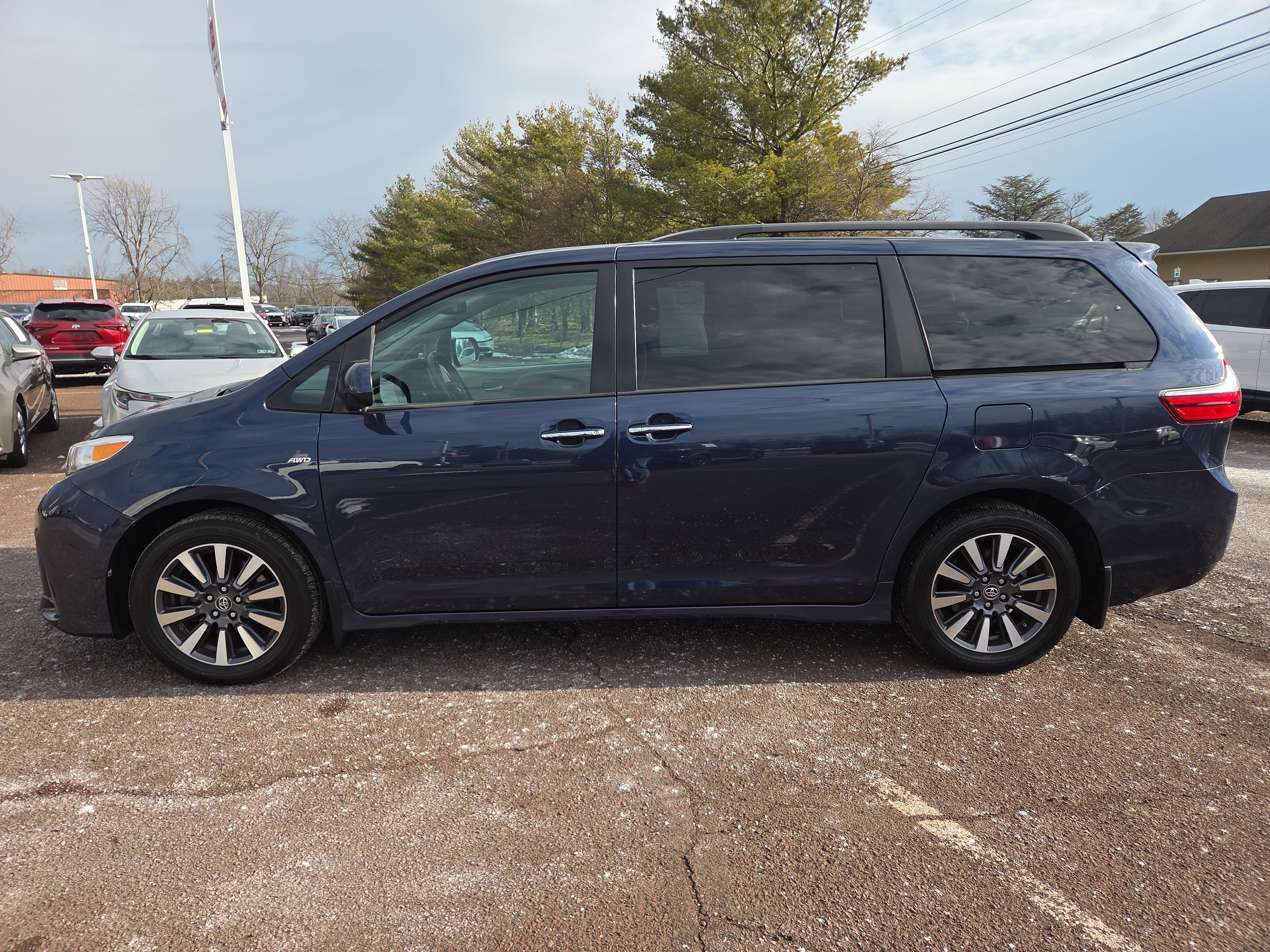 Certified 2019 Toyota Sienna XLE image 6