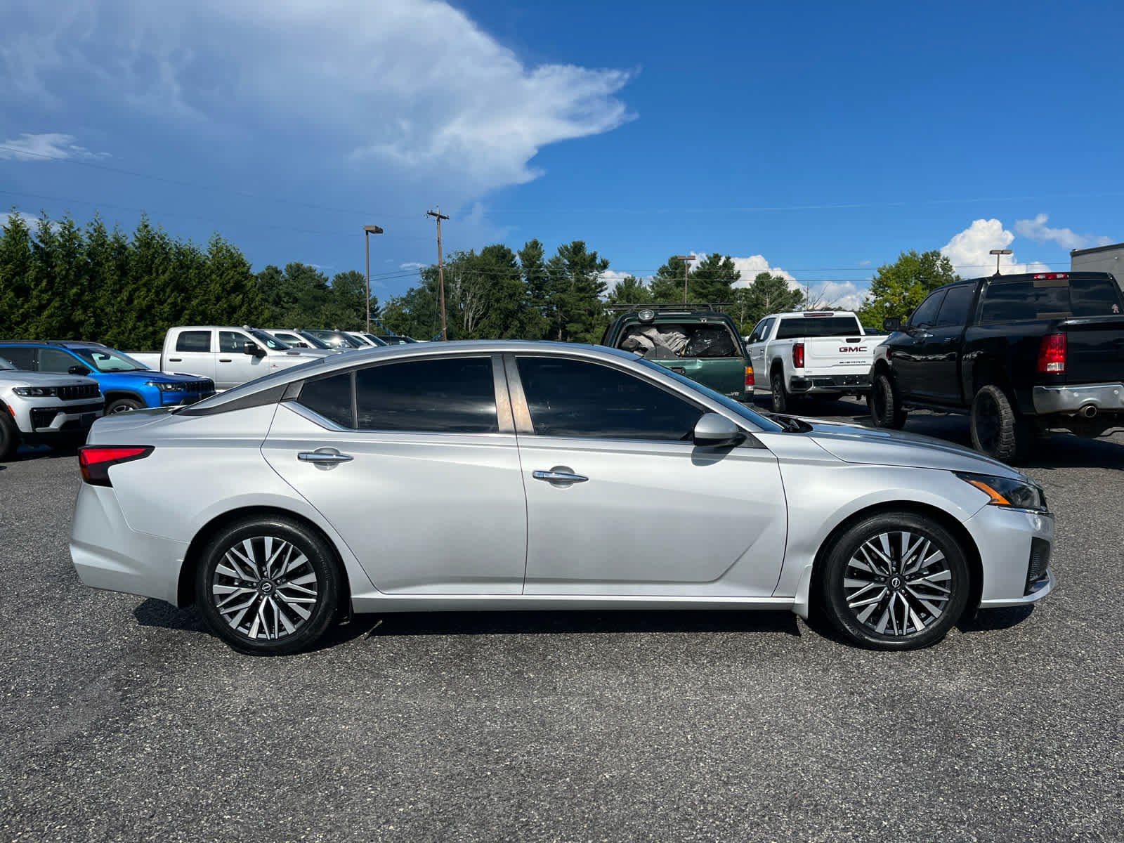 Used 2023 Nissan Altima 2.5 SV w/ SV Premium Package FWD image 2