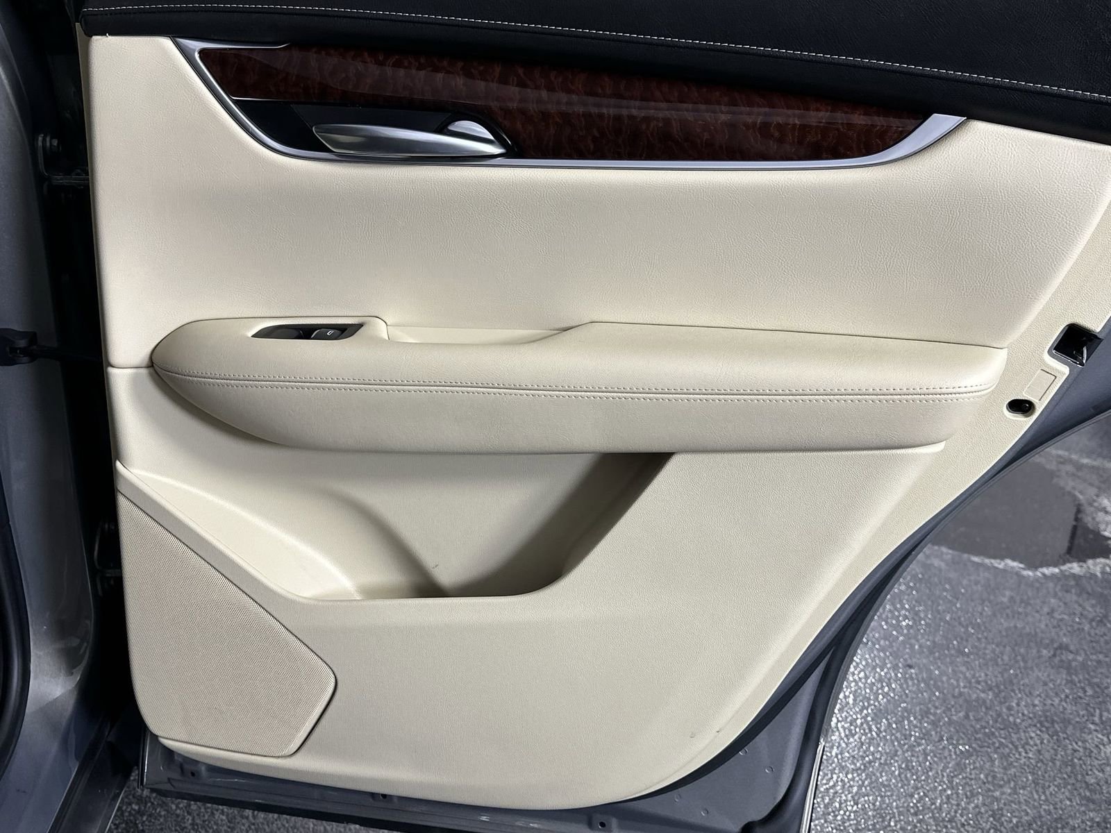 Used 2018 Cadillac XT5 Luxury w/ LPO, Wheel Lock Package image 31