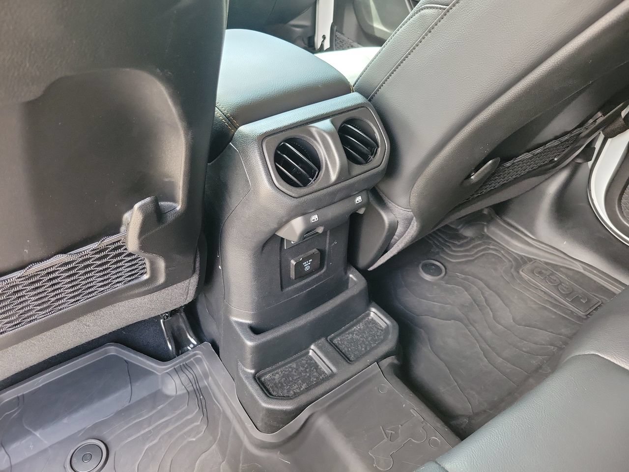 Used 2025 Jeep Wrangler Unlimited Sahara AWD/4WD image 10