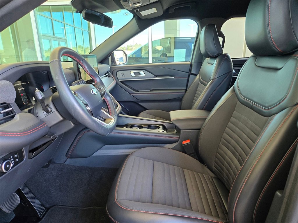 Used 2025 Ford Explorer ST-Line w/ ST-Line Street Pack image 9