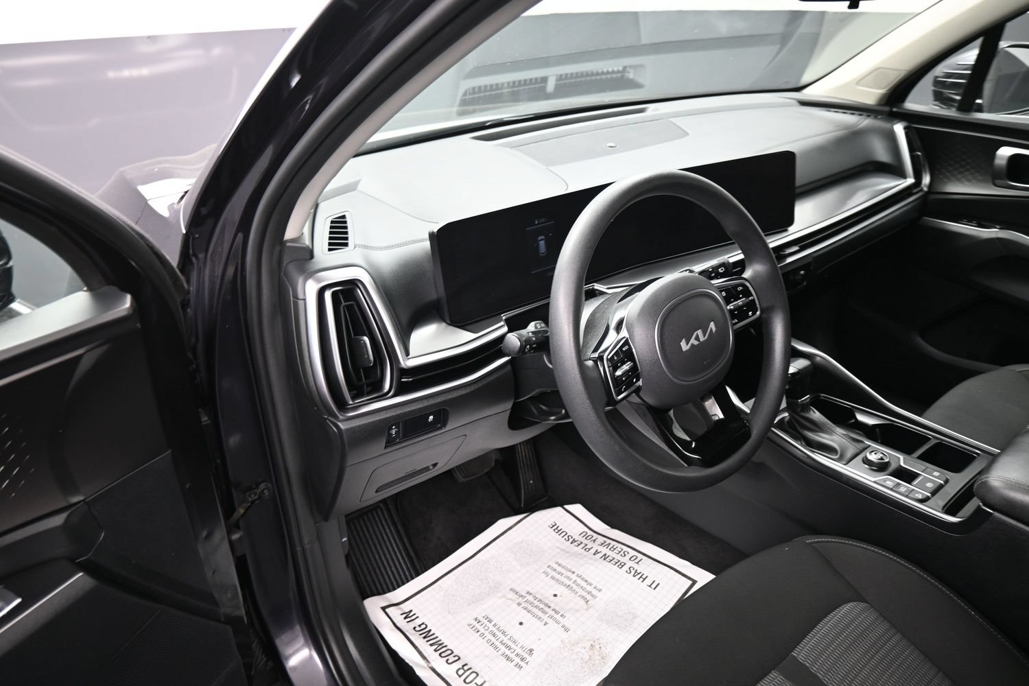 Used 2025 Kia Sorento LX FWD image 12