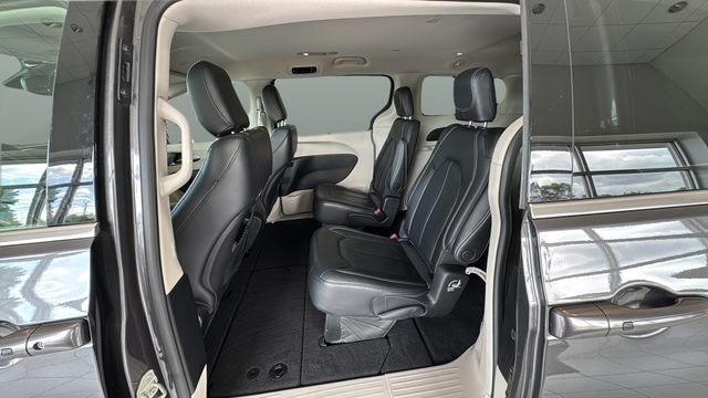Used 2022 Chrysler Pacifica Touring-L FWD image 19