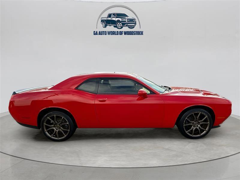 Used 2015 Dodge Challenger SXT RWD image 6