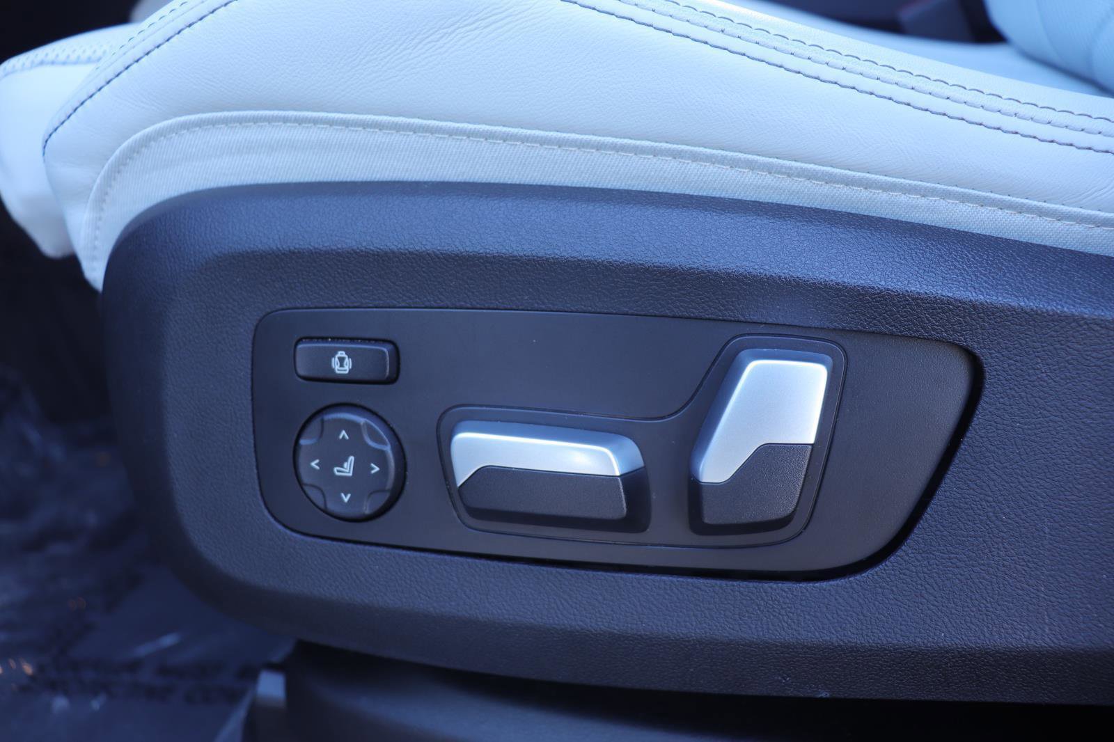 Used 2024 BMW X5 xDrive40i w/ Premium Package image 26